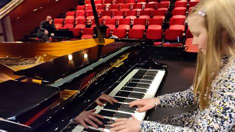Pianonsoittoa opiskelemaan Läntisen Keski-Suomen musiikkiopistoon pyrki ensisijaisesti seitsemän hakijaa. Kuvassa vastikään Leevi Madetoja -pianokilpailussa menestynyt musiikkiopiston kasvatti Sofia Kosola.