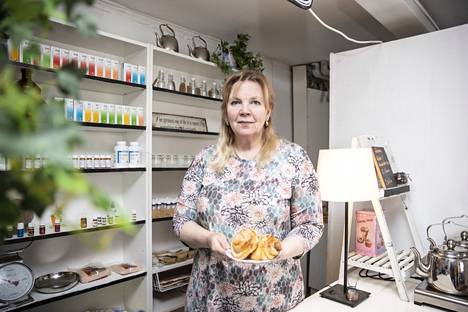 Heidi Tähtinen kuvaa itseään monialayrittäjäksi. Kahvilan pidon lisäksi hän myy luontaishoitoihin liittyviä verkkokursseja.