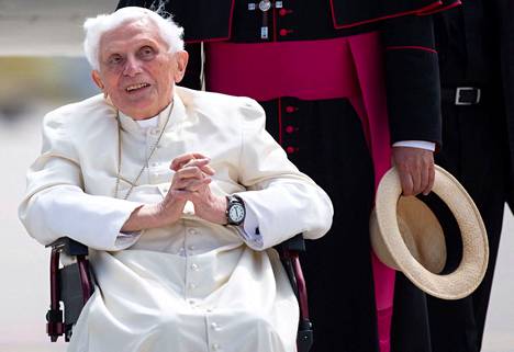 Emerituspaavi Benedictuksen tila pysyi perjantaina edelleen vakaana, kertoi Vatikaani. Benedictus kesäkuussa vuonna 2020. 