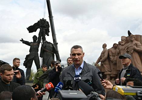 Kiovan pormestari Vitali Klitško puhui tiedotusvälineille tiistaina Kiovassa.