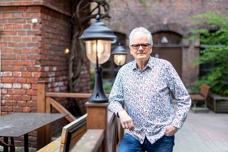 "Harva se viikko tulee jossain käytyä. Sehän riippuu tarjonnasta”, kertoo Tapio Korjus keikkakulutuksestaan. Hänet kuvattiin 70-vuosijuhlan aikaan toukokuussa 2020.