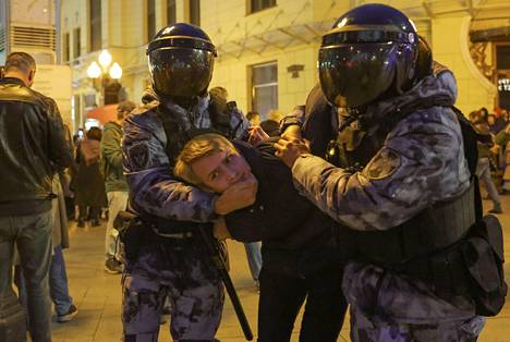Venäläispoliisit pidättivät protestoijan mielenosoituksessa Moskovassa keskiviikkona.