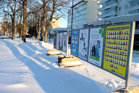 Kaupungin keskustassa Nortamonkadulla mainostelineissä kaikki julistepaikat ovat täynnä. Esillä on kahdeksan puolueen mainokset.