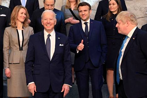 Viron pääministeri Kaja Kallas (vas.), Yhdysvaltain presidentti Joe Biden (toinen vas.), Ranskan presidentti Emmanuel Macron ja Britannian pääministeri Boris Johnson (oik.) poseerasivat yhteiskuvassa ennen Naton huippukokousta Brysselissä torsataina 24. maaliskuuta. Biden saapui Eurooppaan keskiviikkona.