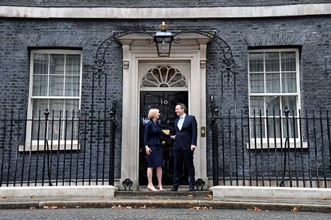 Liz Truss saapui uudelle virka-asunnolleen  Lontoon Downing Streetille yhdessä puolisonsa Hugh O'Learyn kanssa tiistaina 6. syyskuuta. 