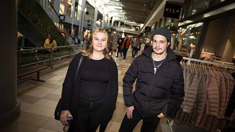 18-vuotiaat Elina Kalliomäki ja Timo Tirkkonen uskovat, että maksuttoman ehkäisyn tarjoamisesta on paljon hyötyä nuorten terveydelle. ”Sitten kenenkään ei tarvitse miettiä, mistä saa rahat ehkäisyyn”, Kalliomäki sanoo.