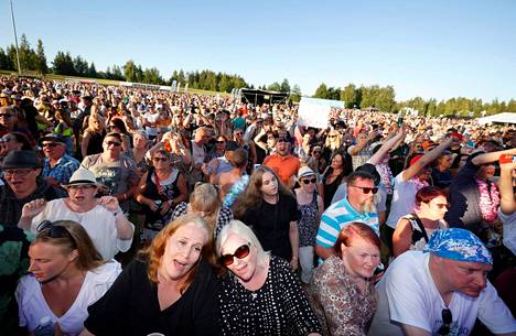 Porin ensimmäisen Iskelmä Festivaalin yleisöä Suvi Teräsniskan keikalla viime kesänä.