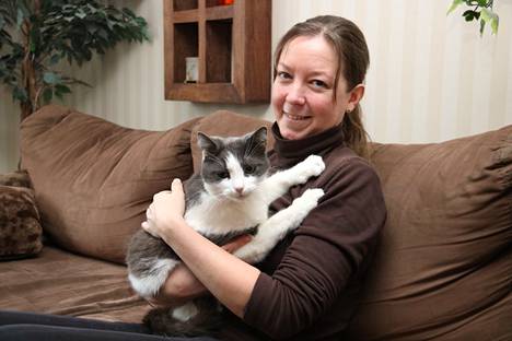 Kati Niittyniemi ja Rami-kissa ovat kohtalotovereita. Molemmilta on leikattu päästä kasvain.