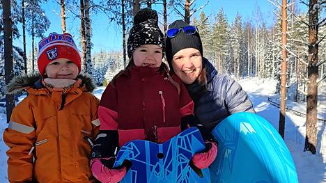 Niilo ja Vilja Mäkelä Keuruulta viettivät ulkoilupäivää Himmaanmäellä mäkeä laskien. Mukana myös äiti Johanna Mäkelä.