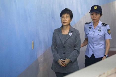 Kuvassa Park Geun-hye saatettiin elokuussa 2017 oikeuden eteen. Geun-hye armahdettiin jouluaattona 2021. Päätökseen vaikutti hänen heikentyvä terveytensä.