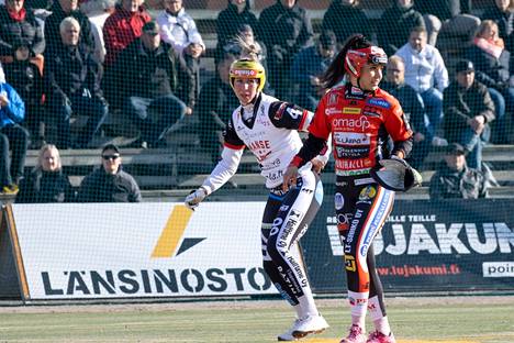 Vakavasta silmävammasta pelikuntoon toipunut Virpi Hukka (vas.) oli kentän näkyvimpiä pelaajia Manse PP:n sarja-avauksessa Porissa.