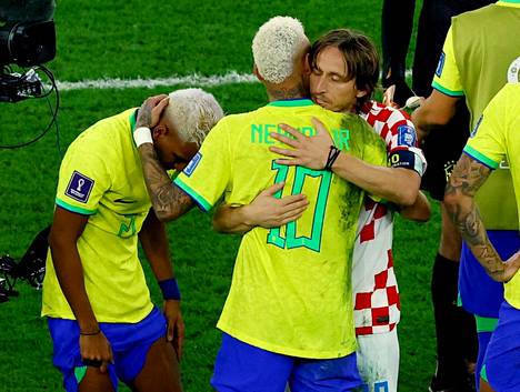 Luka Modrić (oikealla) lohdutti Brasilian Neymaria puolivälierän jälkeen.