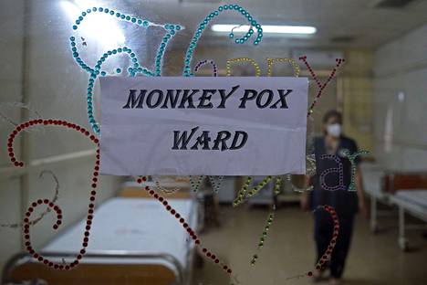 Terveydenhuollon työntekijä apinarokkopotilaiden eristysosastolla Ahmedabadissa Intiassa 25. heinäkuuta.