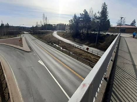 Ystien ylittävä Paltanmäen ylikulkukäytävä uusitaan nykyiselle paikalleen jännitettynä teräsbetonisiltana. Uusi silta saadaan käyttöön syyskuun lopussa.