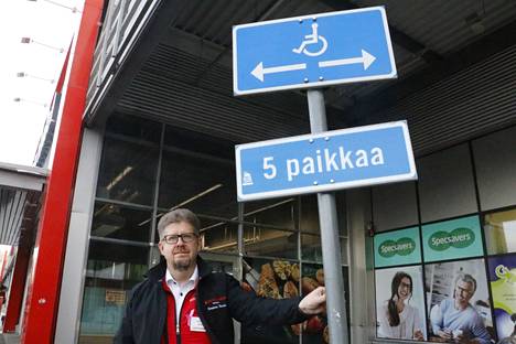 Turtolan Citymarketin kauppias Marko Vainikainen laskee, että heillä on aivan kahden ulko-oven vieressä yhteensä 11 paikkaa liikuntaesteisille.