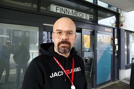 Pirhan pääluottamushenkilö Kimmo Mäkelä on mukana neuvottelemassa palkkaharmonisoinnista. Mäkelä kuvattiin viime lokakuussa Taysin Finn-Medin edustalla.