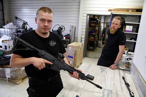 Toni Käräjämies pitelee käsissään uutta automaattikivääriä nimeltään KAR-21. Hän ja toinen aseseppä Riku Hannukainen uskovat yhtiönsä valmistaman aseen kiinnostavan ostomielessä harrastajia, mahdollisesti myös viranomaisia.