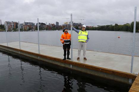 Sasu Siekkinen ja Tuomas Salovaara (oik.) toteavat Soutukeskuksen laiturilla, että tuulisella paikalla verho tarvitsee tukeva kiinnitysraudat.