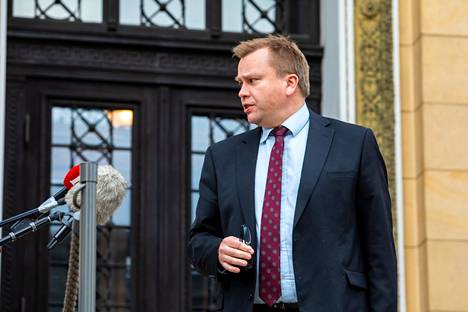 Puolustusministeri Antti Kaikkonen (kesk).