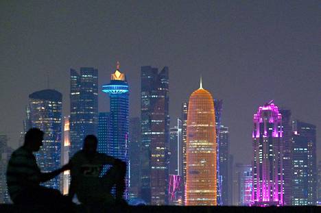 Qatarin pääkaupunkia Dohaa kuvattuna iltavalaistuksessa lokakuun lopussa.