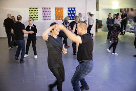 Tanssi on saattanut Kati Virtasen ja Antti Ylinentalon yhteen. Pariskunta hoitaa mieliään ja kehojaan tanssimalla.