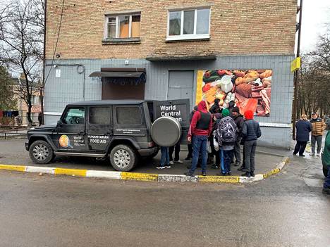 Butšan kaupungin asukkaat jonottivat hyväntekeväisyysjärjestön ajoneuvon luona ruokaa lauantaina 2. huhtikuuta.