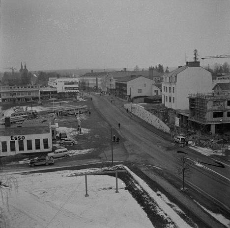 Tämä kuva Vammalan keskustasta on otettu 29.3.1966. Löytyy nykypäivästäkin tuttua, mutta paljon on tämäkin maisema muuttunut.