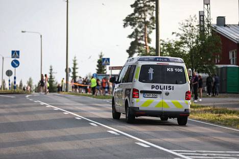 Poliisiauto partioi Himoksen festarialueen läheisyydessä juhannuksena Jämsässä vuonna 2021.