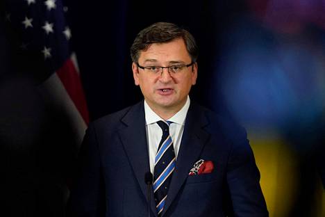 Ukrainan ulkoministeri Dmytro Kuleban puhui yhteisessä lehdistötilaisuudessa Yhdysvaltain ulkoministeri Antonyt Blinkenin kanssa Washingtonissa 22. helmikuuta. 