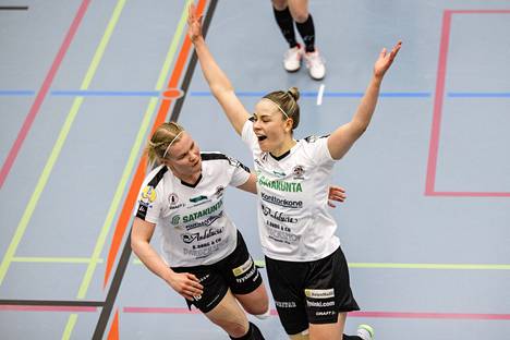 Anni-Elina Luotonen (oikealla) tuuletti hattutemppuaan ratkaisevassa finaalissa. Mukaan ehti myös Netta Hannula.