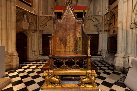 Kruunajaistuolia on konservoitu kruunajaisia varten. Kuvassa tuoli Westminster Abbeyssa huhtikuussa. 