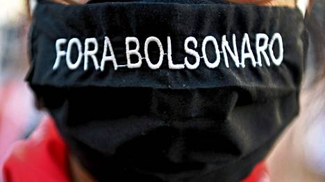 Kymmenettuhannet osoittivat mieltään ja vaativat virkasyytettä Brasilian presidentti Jair Bolsonarolle. Rio de Janeirossa 24.heinäkuuta. Mielenosoittajan maskissa lukee: ”Bolsonaro ulos”. Kuvituskuva.