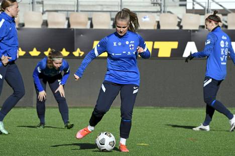 Suomi valmistautui yhteisharjoituksin tulevaan Georgia-peliin Helsingissä, kuvassa keskellä hyökkääjä Amanda Rantanen.