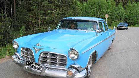Luvialaiset, Tiina ja Ilkka Rosengren, osallistuivat cruisailuun 1956 vuoden Chrysler Imperial- autolla, jossa silmäruokaa ihailtavaksi riittää.