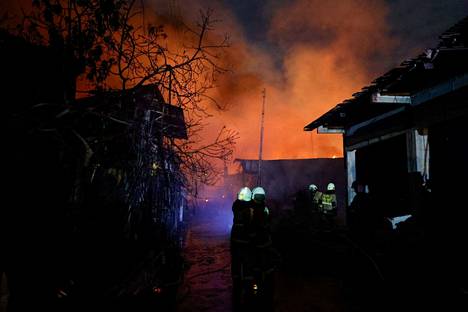 Polttoainevarikolla syttynyttä paloa sammutettiin Jakartassa perjantaina.