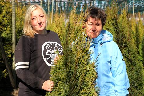 Lena Polishchuk ja Vira Chernukha ovat työskennelleet Harvialan taimitarhalla toukokuun alusta alkaen. ”Tämä on mahtavaa työtä, saa olla ulkona ja työkaverit ovat tosi mukavia.”
