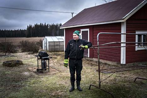 Susi vieraili kankaanpääläisen Matti Levosen pihassa helmikuun alussa. Eläin oli käynyt muun muassa haistelemassa grilliä.