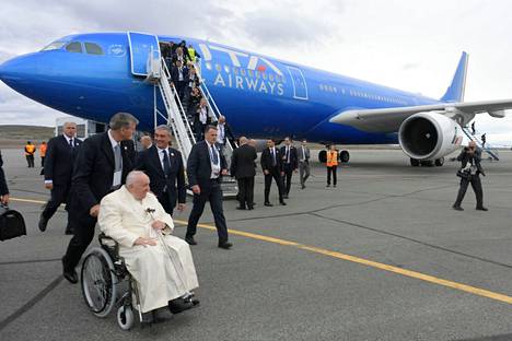 Paavi Franciscus pyörätuolissa Iqaluitin lentoasemalla Kanadassa perjantaina. 