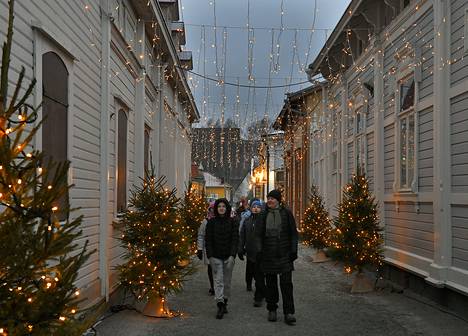 Yksi tämän joulun uutuuksista on runsain jouluvaloin ja kuusin koristeltu Vähäraastuvankatu. Kuvat: Juha Sinisalo