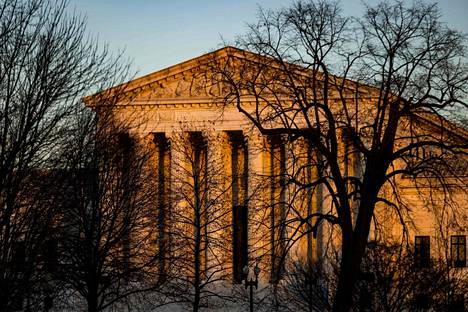 Yhdysvaltain korkeimman oikeuden virasto kuvattuna Washingtonissa joulukuun 21. päivä.