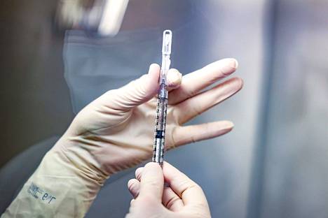 Teknikko valmisteli Johnson & Johnsonin koronarokotetta kliinisiä testejä varten Yhdysvaltojen Coloradossa 15. joulukuuta 2020. Perjantaina 5. helmikuuta kerrottiin, että lääkejätti hakee rokotteelleen hyväksyntää maan terveysviranomaisilta.
