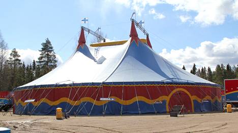 Kahden koronavuoden rajoitusten jälkeen Sirkus Finlandia pääsee tänä keväänä ja kesänä täysmittaiselle kiertueelle. Keskiviikkona 4. toukokuuta sirkus esiintyi Mäntässä Länskän kentällä.