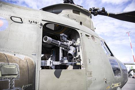 Britannian ilmavoimien kopterit on varustettu harjoituksissa myös kevyin asein. Chinookin takaramppiin on asennettu konekivääri ja etuluukusta (kuvassa) pilkottaa minigun.