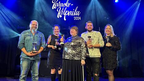 Brummin karaokekilpailun pääpalkinnon voittanut Marja-Elina Aerila on kuvassa oikealla. Muiden sarjojen voittajat ovat: Miro Waltteri, Senja Haapanen, Leila Marttila ja Vesa Rekola​.