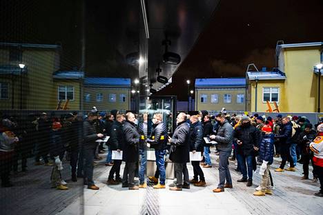 Areenaan saapui noin 13 300 jääkiekkofania perjantaina 3. joulukuuta, kun Nokia-areena oli ensimmäistä kertaa auki.