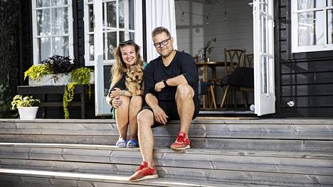 Henna Ojala ja Antti Merikoski viettävät yönsä mökillä mieluiten kesähuoneessa, jonka he viime kesänä remontoivat sisältä oman makunsa mukaan. Kesähuoneesta on järvelle suora näköala. Henna Ojalan sylissä on perheen Mauri-koira.
