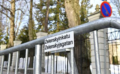 Venäjän suurlähetystön edustalle Helsingin Tehtaankadulle on ilmestynyt Zelenskyinkatu-kyltti. Se on kiinnitetty lähetystön kohdalle jalkakäytävän erilliseen aitaan.