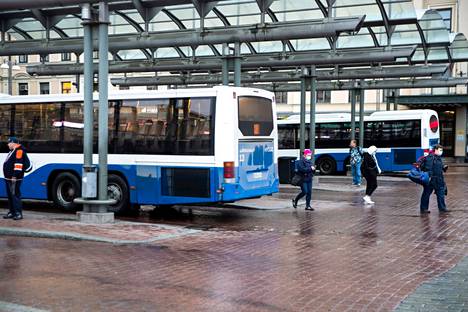 Poikkeustilanne aiheuttaa muutoksia bussien reitteihin ja pysäkkeihin. Bussit kuvattu lokakuussa 2020.