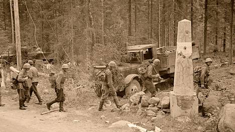 Suomalaisia sotilaita Äyräpään kunnan rajapyykillä heinäkuussa 1944.