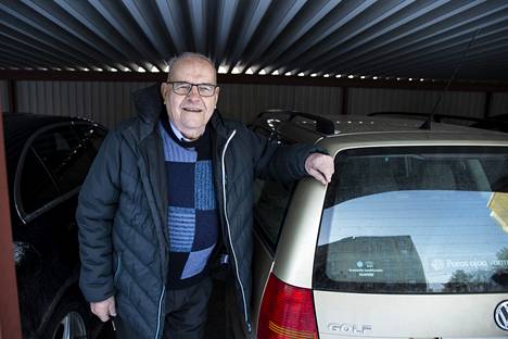 Tammelassa asuva Väinö Ylimäki on autoillut 80 vuotta. Nykymenossa hän ihmettelee kaahaamista, punaisia päin ajelua ja rattijuoppoja ja sitä, ettei suojateitä kunnioiteta. ”Itse olen aina ollut rauhallinen kuljettaja.”